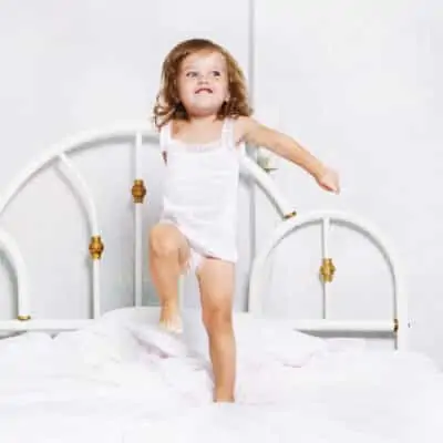 Is it time to move your toddler to a big kid bed? Are they climbing out of the crib or simply too big? How to make the transition to a big kid bed a smooth and easy one. Making the transition to a big kid bed as easy as possible for everyone. Tips to transition to a big kid bed. Things to know before you move to a big kid bed. #bigkidbed #movetoabigkidbed #transitiontoabigkidbed #movingoutoftheircrib