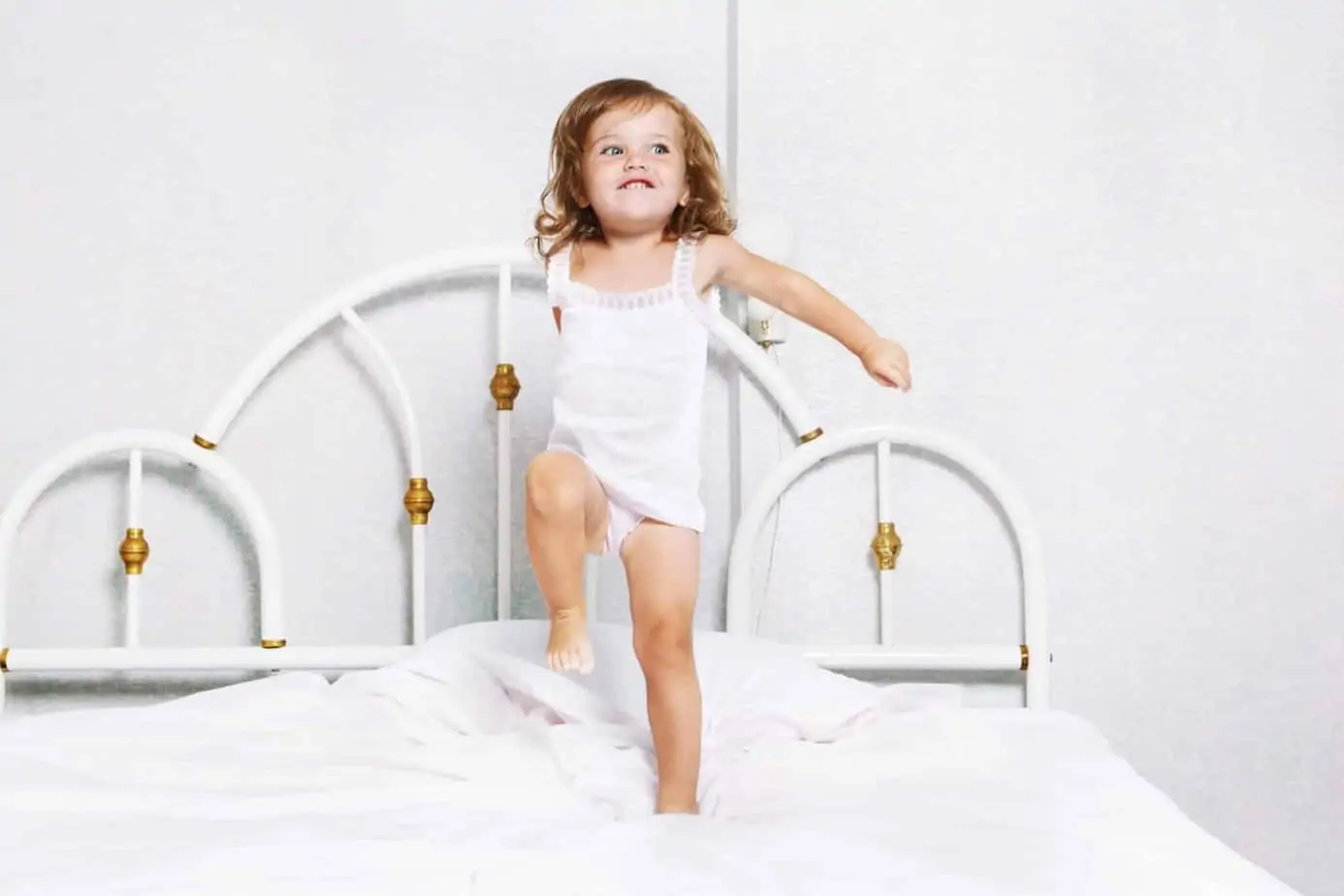 Is it time to move your toddler to a big kid bed? Are they climbing out of the crib or simply too big? How to make the transition to a big kid bed a smooth and easy one. Making the transition to a big kid bed as easy as possible for everyone. Tips to transition to a big kid bed. Things to know before you move to a big kid bed. #bigkidbed #movetoabigkidbed #transitiontoabigkidbed #movingoutoftheircrib