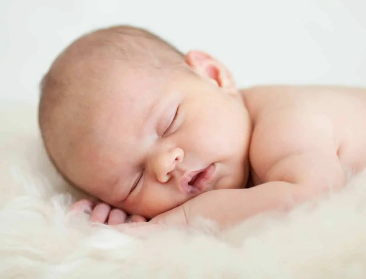 Newborn babies have a hard time distinguishing between day & night and are growing at a rapid rate, which is why they feed and sleep around the clock. It's not too early to start your baby off not he right foot and begin establishing great sleep habits. Expert baby sleep tips to help your newborn sleep.