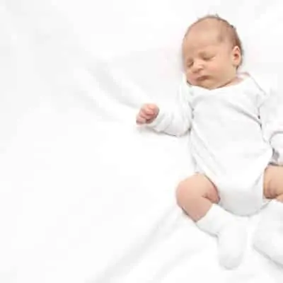 Learn how to read tired signs in your baby and also, what an overtired baby looks like. Achieving healthy sleep has to do with reading your baby's cues when they're nearing sleep and are tired, and putting them to be before they are overtired. A healthy, happy baby starts with regular sleep and putting your baby to sleep on time. 