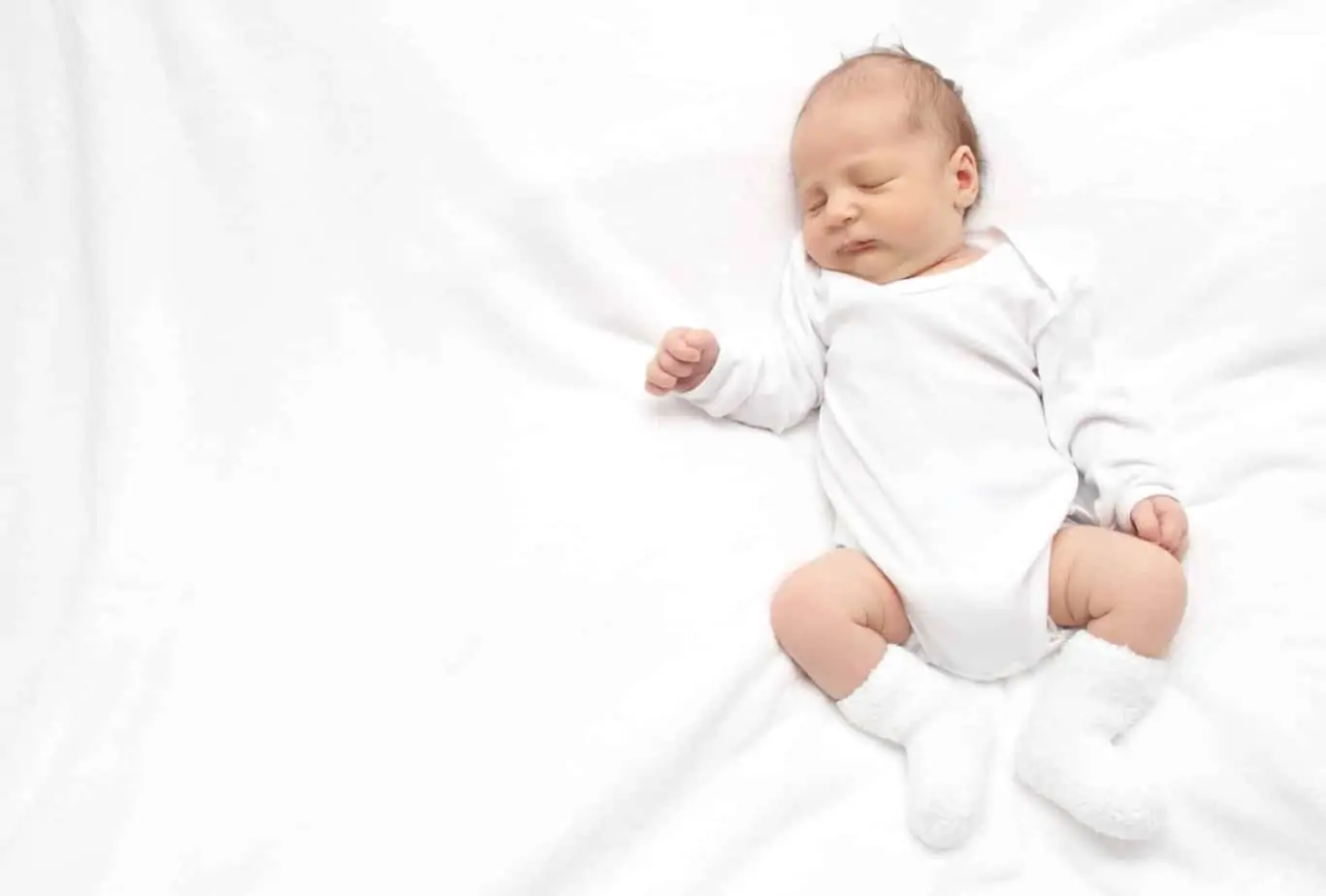 Learn how to read tired signs in your baby and also, what an overtired baby looks like. Achieving healthy sleep has to do with reading your baby's cues when they're nearing sleep and are tired, and putting them to be before they are overtired. A healthy, happy baby starts with regular sleep and putting your baby to sleep on time. 