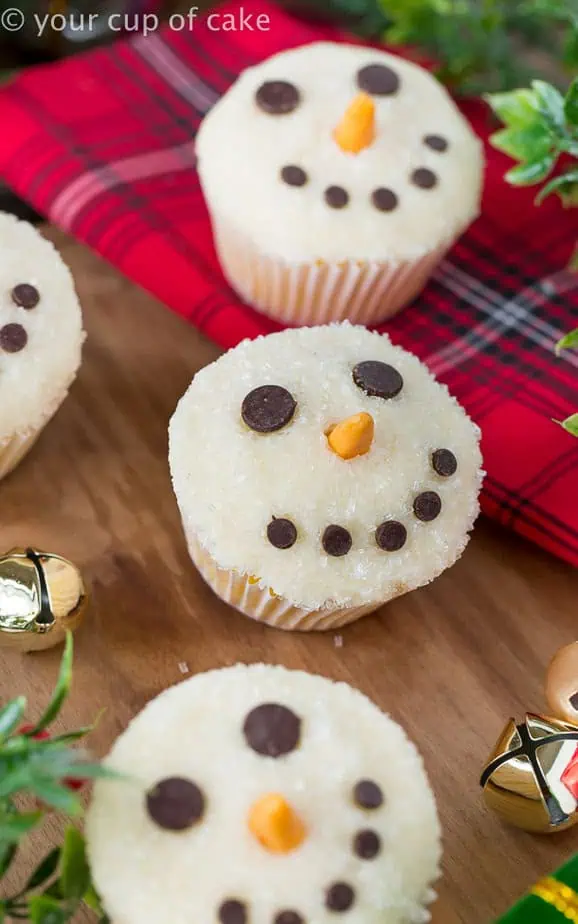 Easy-to-Make-Snowman-Cupcakes