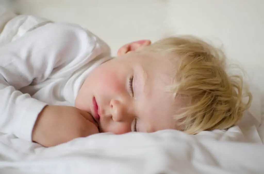 What's the right bedtime for a 2 year old? How to figure out the perfect bedtime for your 2 year old & create a daily routine for better sleep and nap time.