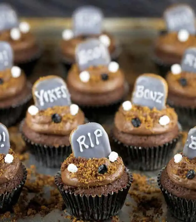 graveyard RIP cupcakes