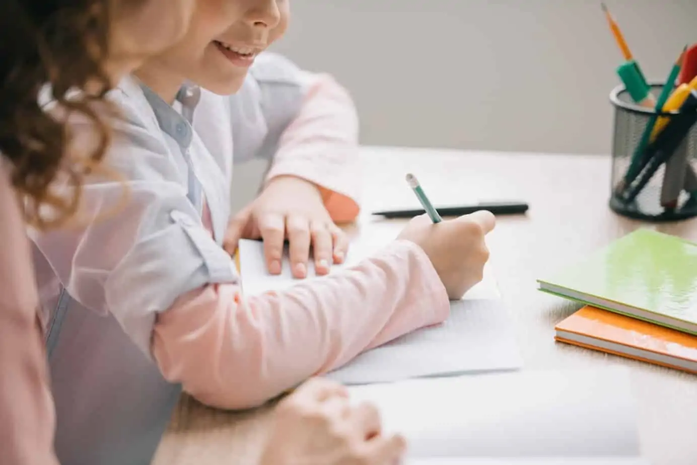 Are you considering homeschooling your kids this year or possibly in the future? This is a balanced list of pros and cons of homeschooling to help you make an informed and confident school choice decision. 