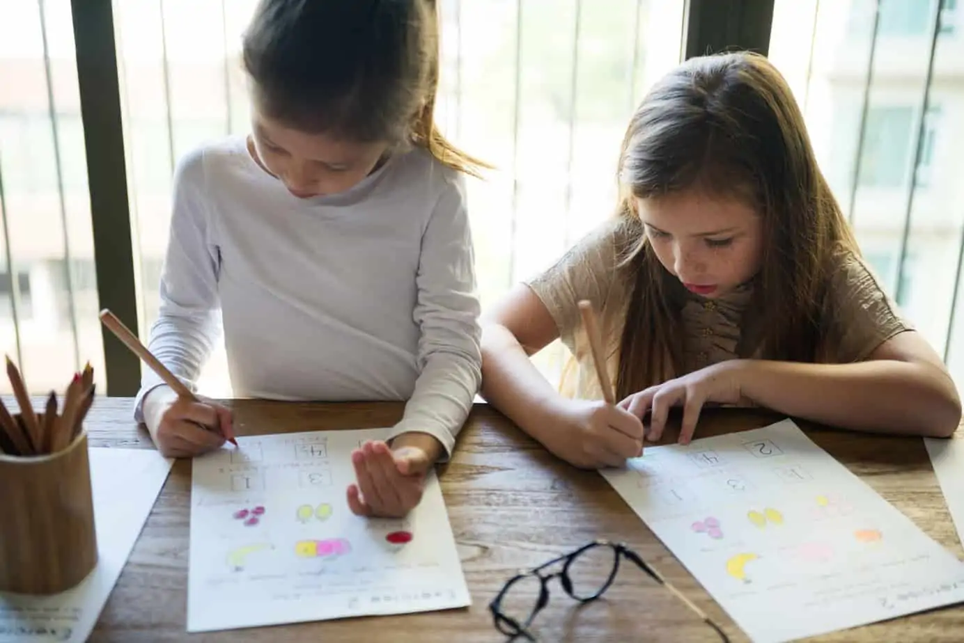 Are you considering homeschooling your kids this year or possibly in the future? This is a real-life list of pros and cons of homeschooling to help you make an informed and confident school choice decision. 