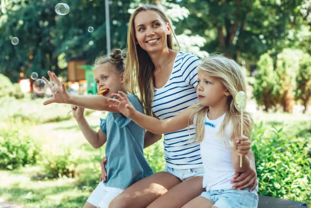 Cut the stress Mama. Surefire strategies to live with less stress and be a more peaceful parent. Tips to help you eliminate the stress in your life. 