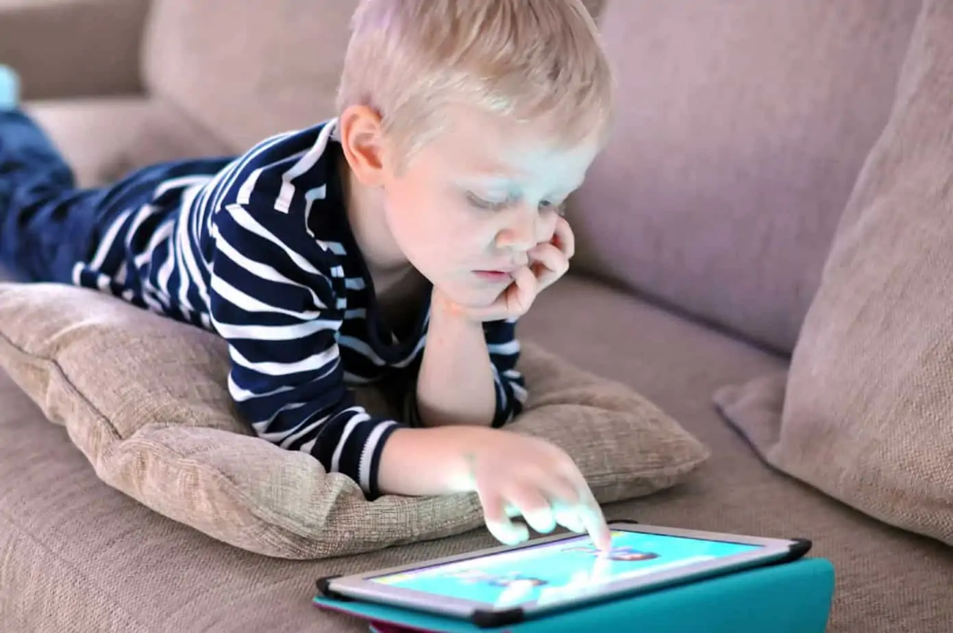 Screen Time Rules for Kids: Printable Screen Time Rules. How to set clear guidelines around screen time use for kids so there's no guilt with electronics this Summer.